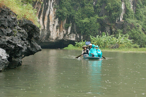 TAM COC - Nei pressi della prima grotta, Hang Ca (annunciata nel cartello)