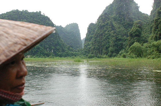 TAM COC - Una delle nostre barcaiole sullo sfondo dei suggestivi rilievi
