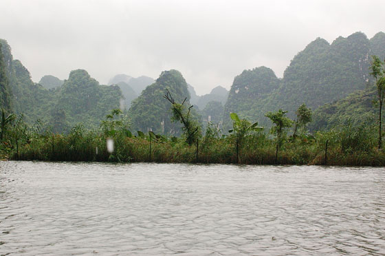 TAM COC - Il paesaggio è reso ancor più suggestivo dalla pioggia