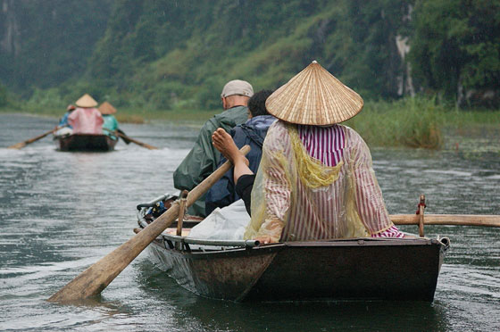 TAM COC - La barcaiola che rema con i piedi guida la barca dell'italiano