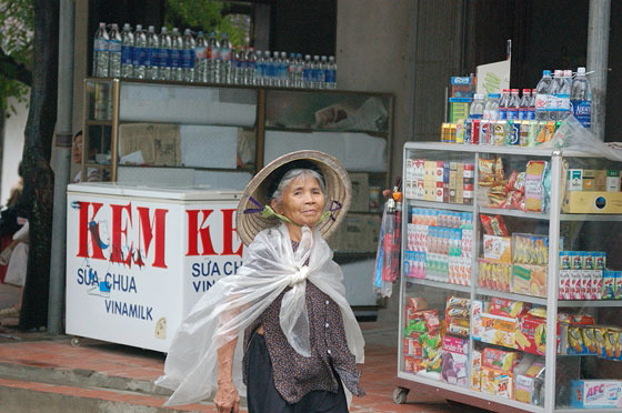 TAM COC - Scesi dalla barca ci dirigiamo al bus e incontriamo questa simpatica nonnina