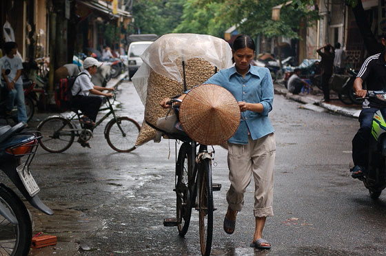 HANOI - Per le strade del Quartiere Vecchio, affascinati da scene di vita quotidiana
