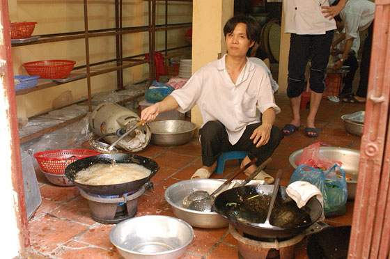HANOI - Non ci crederete ma questa è la cucina di una pagoda