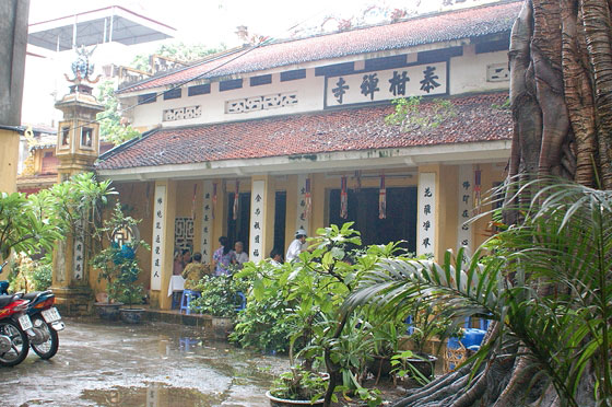 HANOI - A piedi per il Quartiere Vecchio: entriamo in questo pagoda ed assistiamo ad un rito funebre