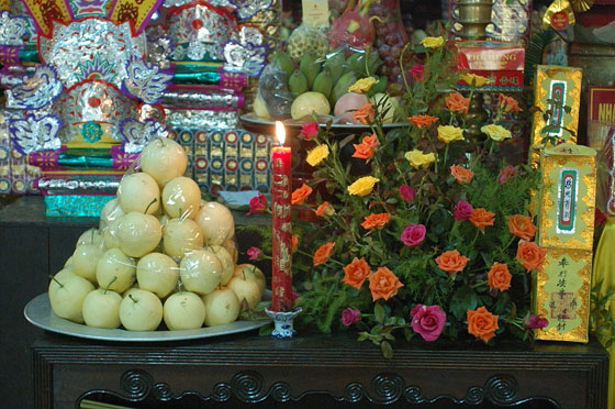 HANOI - Assistiamo ad un rito funebre: offerte solide (alimenti), e liquide (principalmente vino), fatte agli spiriti degli antenati