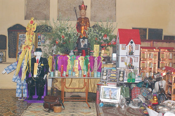 HANOI - Pagoda My Do: i doni al defunto e al centro dell'altare la statua di Kshitigarbha