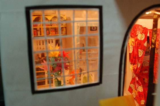 HANOI - Pagoda My Do: particolare dell'interno della casa di cartone rischiarato da una piccola luce elettrica