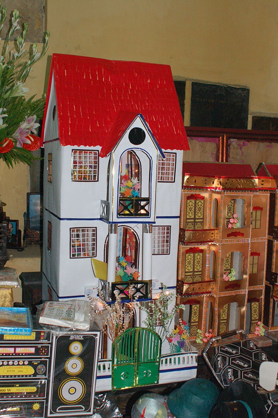 HANOI - Pagoda My Do: tra i doni al defunto anche la casa