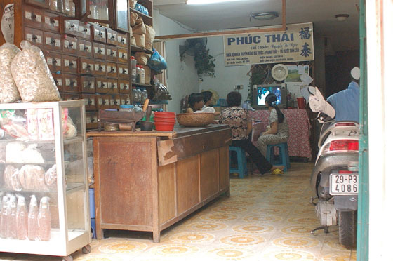 HANOI - Il Quartiere Vecchio: una tipica erboristeria con scaffali lignei