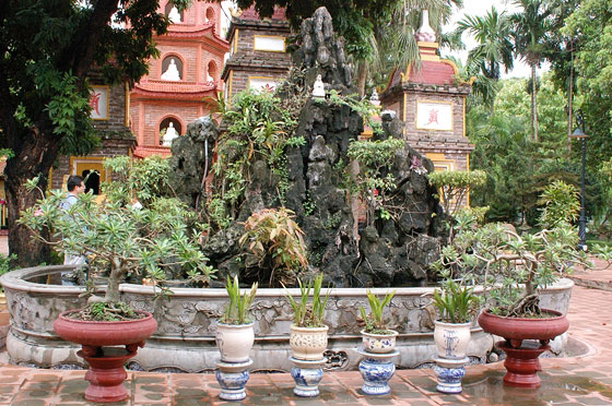 HANOI - Pagoda di Tran Quoc: l'elemento roccia di fronte al Three gate Reception Area serve ad equilibrare l'energia vitale secondo i principi del Feng Shui 