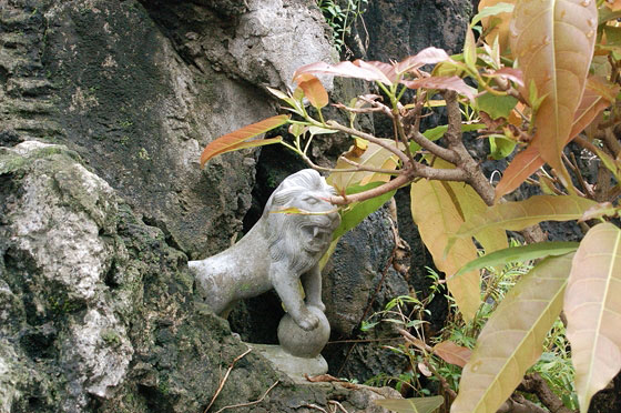 HANOI - Pagoda di Tran Quoc - Three gate Reception Area: sulla roccia il leone rappresenta la protezione