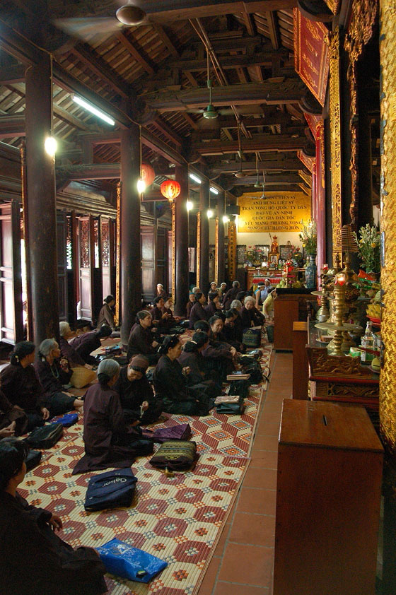 HANOI - Pagoda di Tran Quoc - Santuario principale: le donne in preghiera e sullo sfondo, contro la parete, le tavolette funebri di comuni cittadini