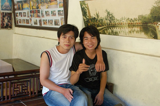 HANOI - Pagoda di Tran Quoc - Quartieri residenziali dei monaci: il ragazzo di prima ci invita a sederci e a parlare con loro