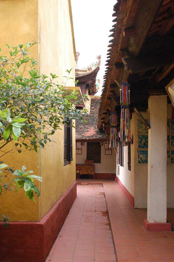 HANOI - Pagoda di Tran Quoc: il patio dei quartieri residenziali dei monaci