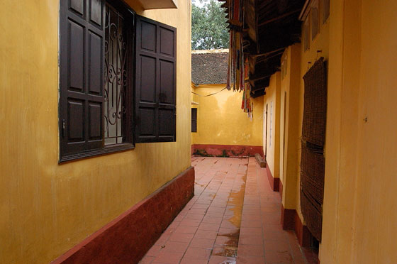 HANOI - Pagoda di Tran Quoc - Quartieri residenziali dei monaci: la poesia del legno delle travature e degli scuri delle finestre e i bellissimi colori del cotto, del legno e delle tinte a calce