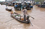 DELTA DEL MEKONG. Semplici barchette a remi si spostano tar i battelli 