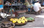 CAI RANG. Meloni, tuberi e ortaggi nelle ceste al mercato cittadino