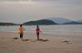 DINTORNI DI NHA TRANG. Jungle Beach Resort: ragazzine passeggiano sulla spiaggia a fine pomeriggio