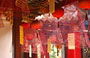 HOI AN. Sala delle Riunioni della Congregazione Cinese del Fuji: spirali di incenso appese al soffitto 