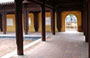 HUE'. Il portico con colonne lignee che delimita il cortile della Residenza di Dien Tho
