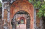 HUE'. Le bellissime porte, le mura e le mattonelle bat trang dei pavimenti esterni del complesso del Tempio di The To Mieu 