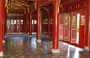HUE'. Tempio di The To Mieu - l'interno in legno coperto di lacca rossa