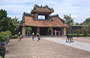 TOMBA DI TU DUC. Porta Khiem Cung vista dal tempio Hoa Khiem