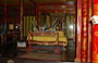 VIETNAM CENTRALE. L'altare interno del Tempio di Sung An 