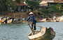 CROCIERA SUL FIUME DEI PROFUMI. Nei pressi di Huè ancora caratteristiche scene di barche e di vita sul fiume