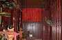 HANOI. Sala interna del Tempio Bach Ma con gli alti soffitti lignei
