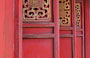HANOI. Tempio di Ngoc Son: le bellissime ante in lacca rossa con intagli dorati