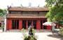 HANOI. L'armonia del Tempio di Ngoc Son e il rapporto tra lo specchio d'acqua circostante e la roccia, elemento atto a riequilibrare il Feng Shui del luogo