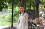 HANOI. Una giovane vietnamita vestita con abiti tradizionali di color bianco sulle rive del lago Hoan Kiem 