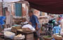 HANOI. Generi alimentari ad un caratteristico angolo del mercato all'estremità orientale di Pho Gia Ngu 