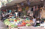 HANOI. Estesi banchi di verdura al mercato di Pho Gia Ngu 