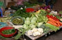 HANOI. Bei banchi di verdure fresche al mercato di Pho Gia Ngu