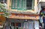 HANOI. Quartiere Vecchio: negozio di abbigliamento al piano terra 