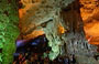 BAIA DI HALONG. Grotta Hang Sung Sot: gli effetti policromi sulle rocce dovuti all'illuminazione delle sale