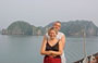 BAIA DI HALONG. Io e Francesco a prua al mattino presto immortalati dalla nostra guida vietnamita Hope