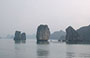 BAIA DI HALONG. Un paesaggio marino sensazionale con gruppi di formazioni di vario tipo che emergono dalle acque
