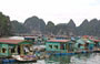 BAIA DI HALONG. Un villaggio galleggiante sullos sfondo degli isolotti calcarei nei pressi dell'isola di Cat Ba