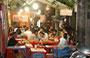 HANOI. L'animazione nei pressi del mercato notturno 