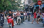 HANOI. Ci allontaniamo dalla zona del mercato di Dong Xuan e ci immergiamo nelle trafficate vie di fine giornata