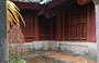 HOA LU. Tempio Dinh Tien Hoang: la pioggia enfatizza i colori delle ceramiche, della pietra e del legno dipinto