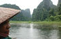TAM COC. Una delle nostre barcaiole sullo sfondo dei suggestivi rilievi